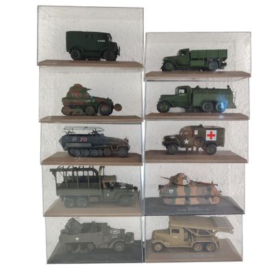 de nombreux véhicules militaires miniatures exposés dans une vitrine