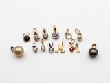 une collection de boucles d'oreilles et de pendentifs en perles et en diamants