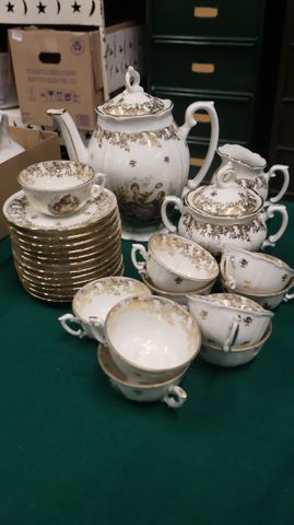 Partie de service en porcelaine de Sauvigny à décor de scène gala...
