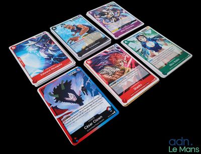 Plusieurs cartes sont disposées sur une surface noire avec un fond noir.