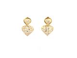 une paire de boucles d'oreilles en or serties de diamants sur fond blanc
