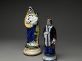 deux figurines en céramique représentant un homme et une femme debout l'un à côté de l'autre