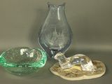 un vase en verre et un bol en verre posés sur une table