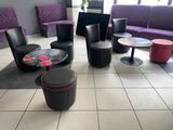 une pièce contenant beaucoup de chaises et de tables