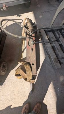 une personne debout sur un skateboard à côté d'une pile de bagages