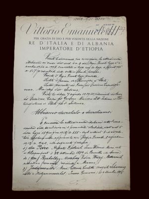 un gros plan d'un morceau de papier sur lequel on a écrit