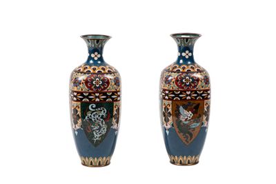 deux vases posés côte à côte sur une surface blanche