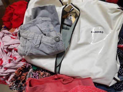 un sac de vêtements posé sur un lit