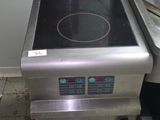 une cuisinière équipée d'un brûleur, dans une cuisine