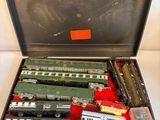 une valise contenant un circuit de train, posée sur une surface blanche