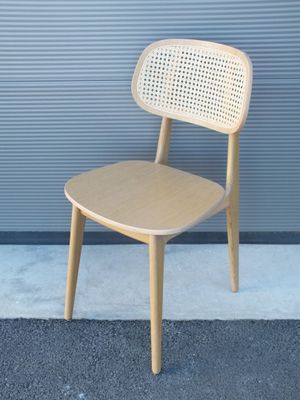 une chaise en bois posée devant un mur