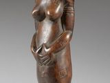 une image représentant une statue en bois d'une femme tenant un bébé dans ses bras