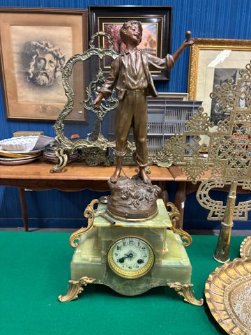 Pendule de cheminée, la base plaquée d’onyx vert, le cadran émail...