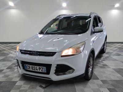 La Ford Kuga blanche est garée dans une grande pièce.
