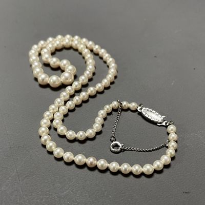 COLLIER de perles, le fermoir en argent 835/°°° et chainette…