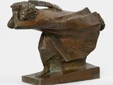 sculpture en bronze représentant une femme portant une chèvre sur le dos