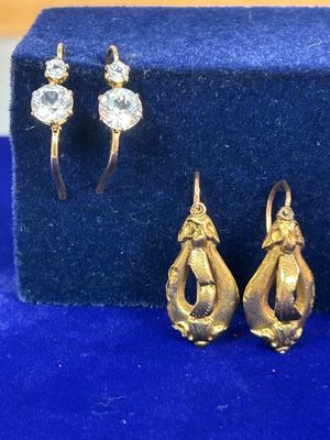 trois bijoux posés sur une boîte bleue