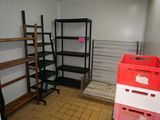 une pièce remplie d'étagères, d'étagères et de caisses