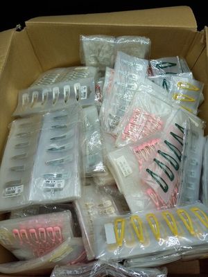 Dans un carton, environ 2000 barettes à cheveux (jamais util… - Photo 1