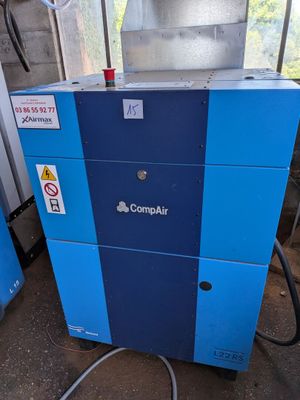 une image représentant une machine bleue et blanche placée dans une pièce