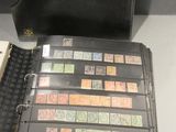 un classeur noir orné de timbres, à côté d'un clavier