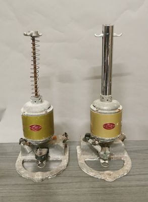 deux poêles à l'ancienne posés sur une table en bois