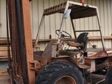 un chariot élévateur à fourche garé devant un bâtiment