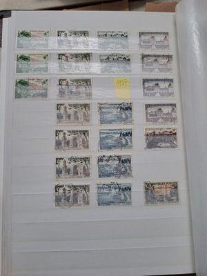 une photo d'une photo d'un livre avec des timbres
