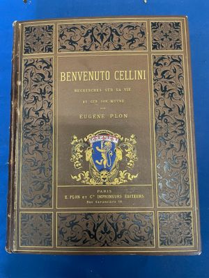 un vieux livre à la couverture dorée sur un fond bleu