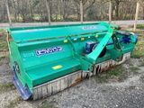 un gros plan d'une machine verte au milieu d'un champ
