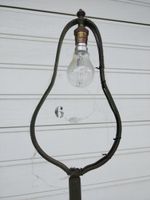 Lampadaire en fer laqué vert à décor de volutes reposant sur… (photo 4)