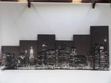 photographie en noir et blanc d'un paysage urbain prise en studio