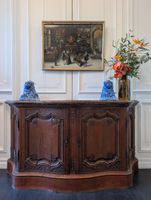 Buffet de chasse galbé toute faces ouvrant à deux portes, à décor moul