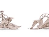 paire de boucles d'oreilles plaquées argent ornées de fleurs sur fond blanc