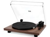 Le tourne-disque est posé sur une table en bois.