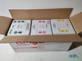 une boîte contenant quatre cartes, posée sur une table