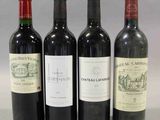 trois bouteilles de vin rouge sont alignées sur une table