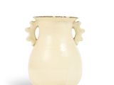 un vase blanc posé sur une table