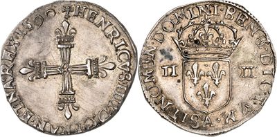 une pièce d'argent avec une croix au recto et une couronne au verso