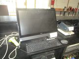 un ordinateur portable posé sur un bureau noir