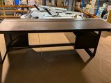 une photo d'une grande table dans un entrepôt