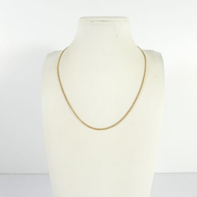 un torse de mannequin blanc orné d'une chaîne en or
