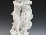 figurine en porcelaine blanche représentant deux femmes se tenant la main, posée sur un socle noir