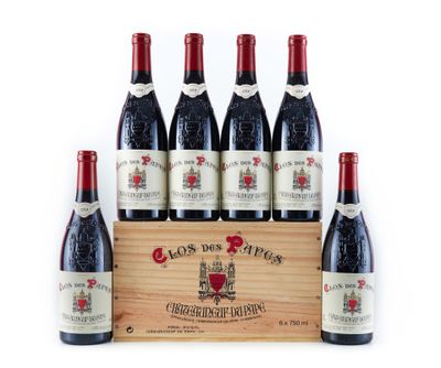 six bouteilles de vin rouge dans une caisse en bois sur fond blanc