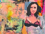 une photo d'une femme en brassière accrochée au mur