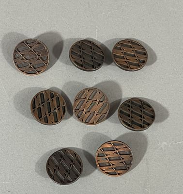 Lot de 8 boutons de mode du même modèle.