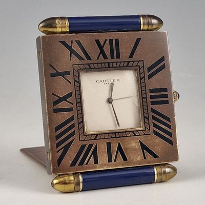 une petite horloge posée sur une table