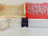 de nombreux objets différents posés sur une table