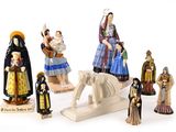 de nombreuses figurines de personnes qui se tiennent ensemble