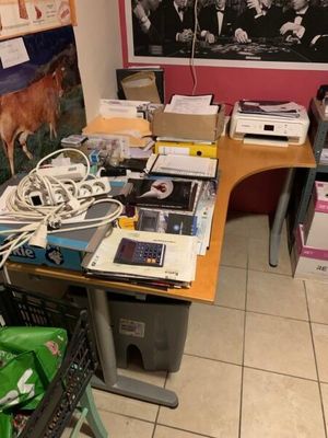 un bureau sur lequel se trouvent de nombreux appareils électroniques